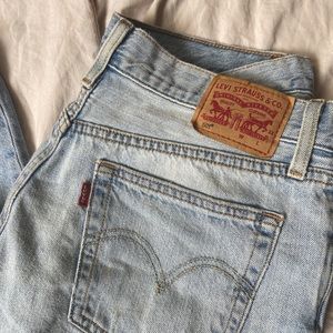 Levi’s Blue Light Wash Straight Cut Jeans 27x32